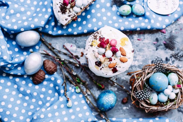 Tarta de Pascua con merengue y decoración en la mesa.