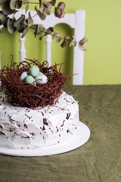 Tarta de pascua con nido de chocolate y tarta de huevos mona de pasqua