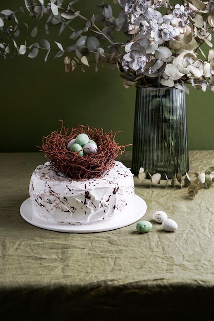 Tarta de pascua con nido de chocolate y tarta de huevos mona de pasqua