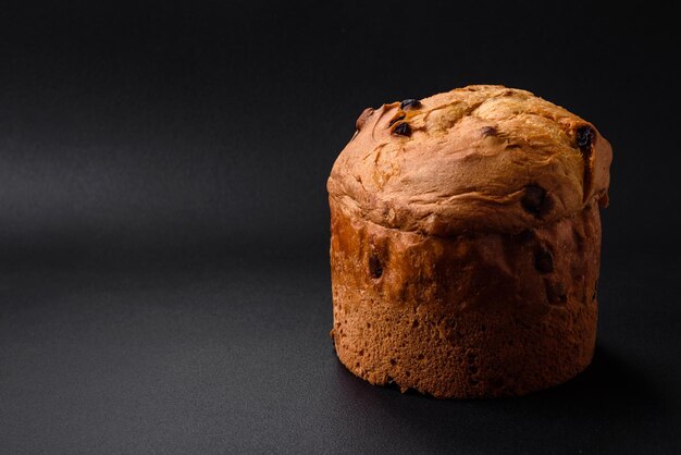 Tarta de pascua o panettone con pasas y frutas confitadas