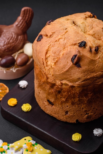 Tarta de pascua o panettone con pasas y frutas confitadas