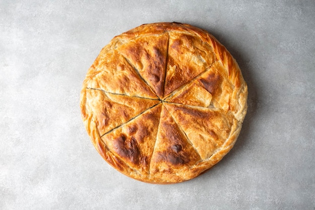 Tarta de pasta filo griega Spanakopita con relleno de espinacas y queso feta Deliciosos pasteles hechos a mano Nombre turco el acmasi borek