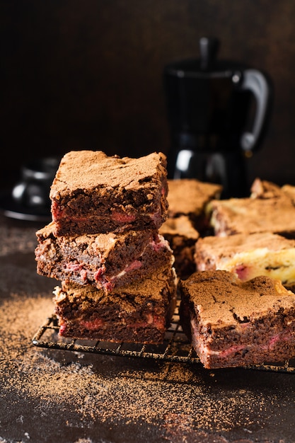 Tarta de pastel de queso brownie con cereza y chocolate sobre un fondo oscuro. Enfoque selectivo.