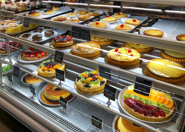 Tarta de pasteles variados en la ventana de la pastelería