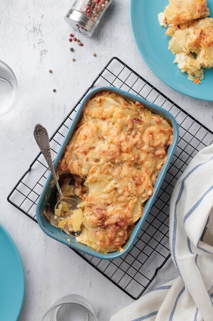 Foto tarta de patata casera en un plato azul