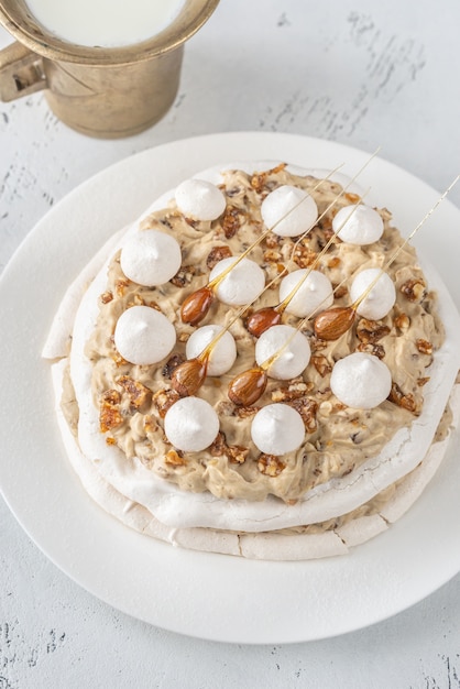 Tarta Pavlova con caramelo y almendras