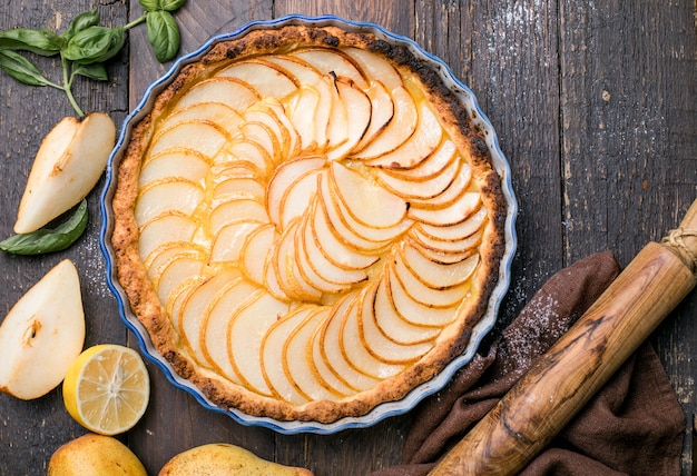 Tarta de pera francesa o pastel con frutas frescas de pera