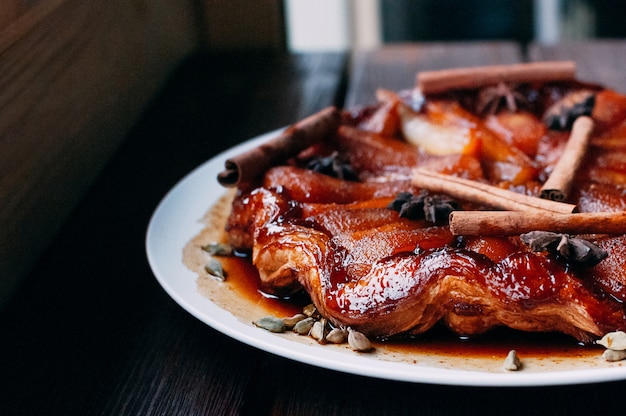 tarta de pera Tatin con caramelo y especias