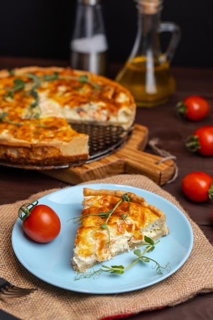 Tarta de pescado Trozo de pastel francés con salmón y queso Quiche lauren con trozo de pescado rojo cortado