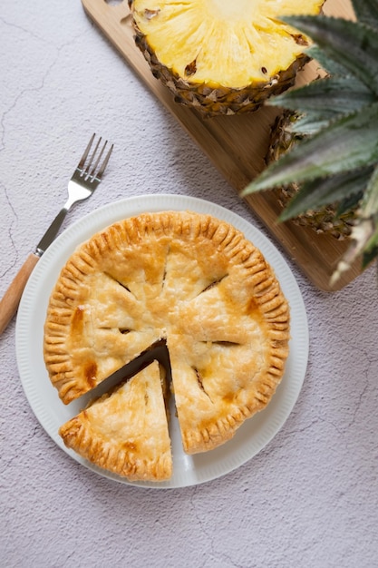 Tarta de piña con fondo blanco.