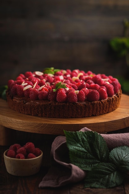 Tarta con pistacho y frambuesas