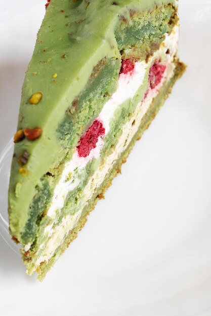 Tarta con pistachos y frambuesas