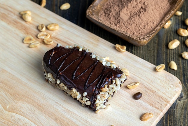 Tarta de plátano bañada en chocolate con crema de queso