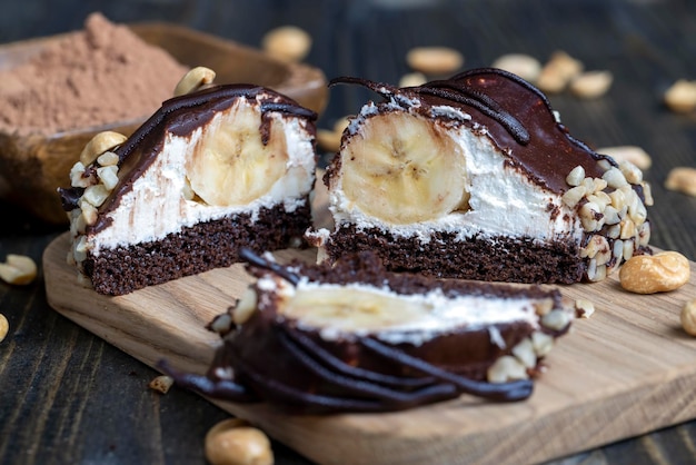 Tarta de plátano bañada en chocolate con crema de queso