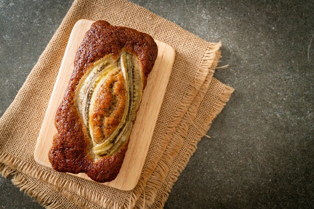 Tarta de plátano casera sobre tablero de madera