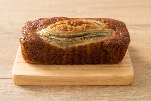 Tarta de plátano casera sobre tablero de madera