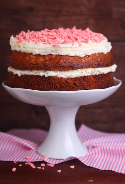 Tarta de plátano con crema en un plato blanco