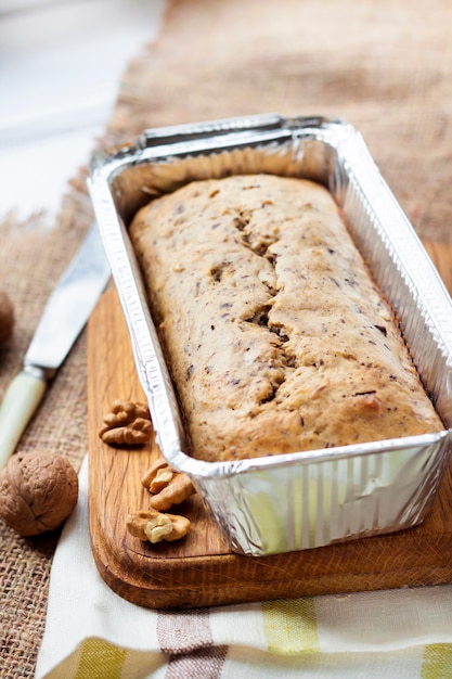 Tarta de plátano con nueces y chocolate negro en molde de aluminio