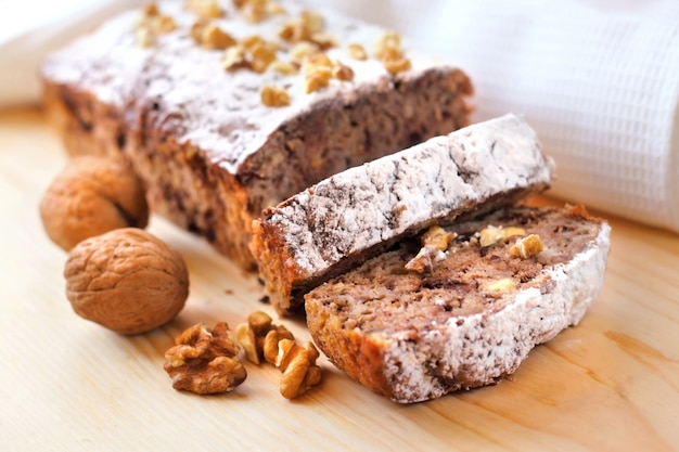 Tarta de plátano con nueces y chocolate negro