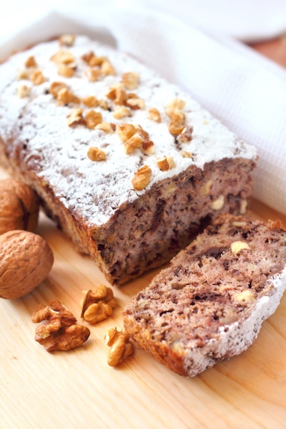 Tarta de plátano con nueces y chocolate negro