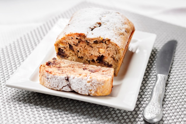 Tarta de plátano con nueces y chocolate negro