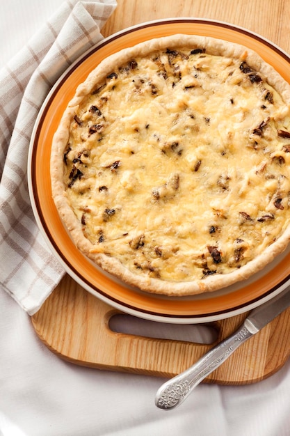 Tarta de pollo con champiñones y queso