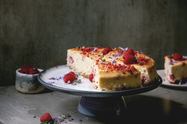 Tarta de queso al horno con frambuesa