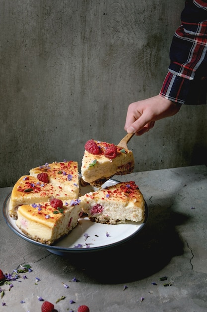 Tarta de queso al horno con frambuesa