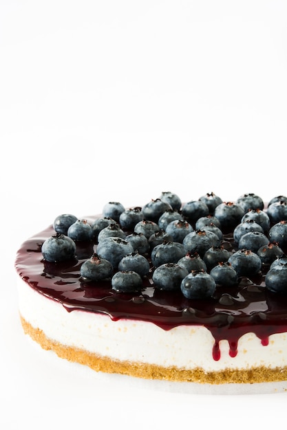 Tarta de queso de arándanos aislado en superficie blanca