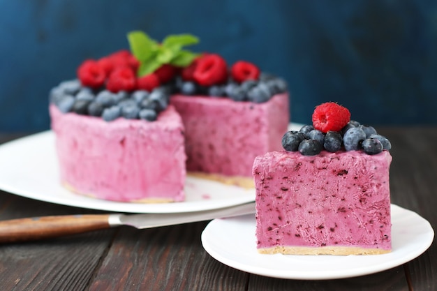 Tarta de queso de arándanos congelados sin hornear en la mesa de madera