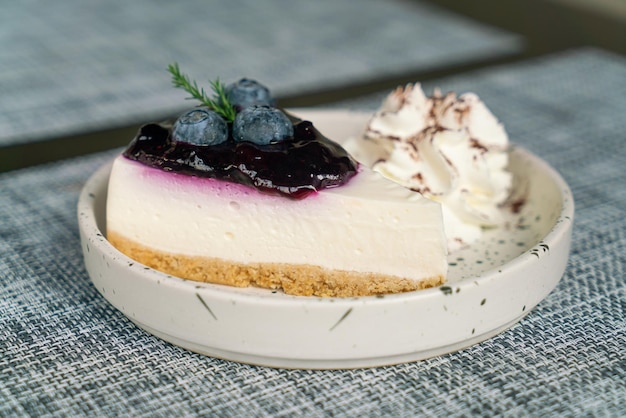 Tarta de queso de arándanos con crema batida en la placa