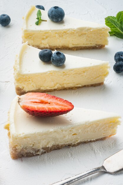 Tarta de queso con arándanos y fresas, en blanco