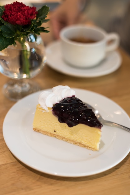 Foto tarta de queso de arándanos en placa