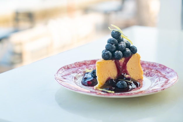 Tarta de queso de arándanos en plato de porcelana vintage