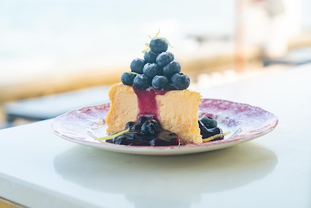 Tarta de queso de arándanos en plato de porcelana vintage