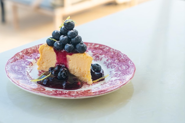 Tarta de queso con arándanos en un plato