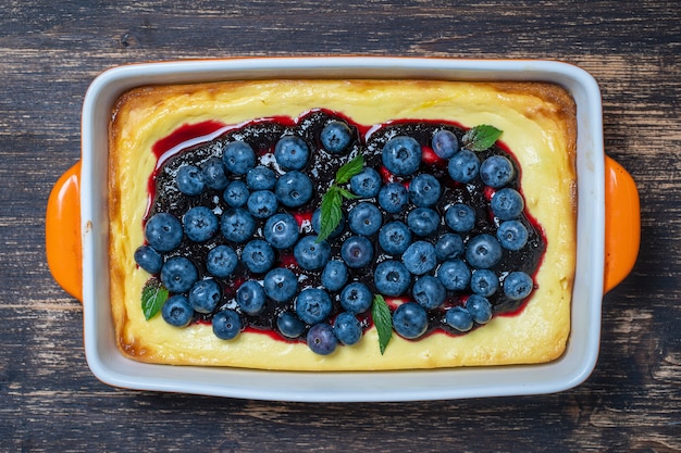 Tarta de queso de arándanos sobre fondo de madera, vista superior, cerrar