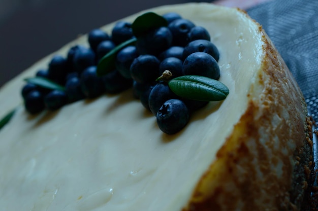 Foto tarta de queso con bayas frescas y hojas de menta.