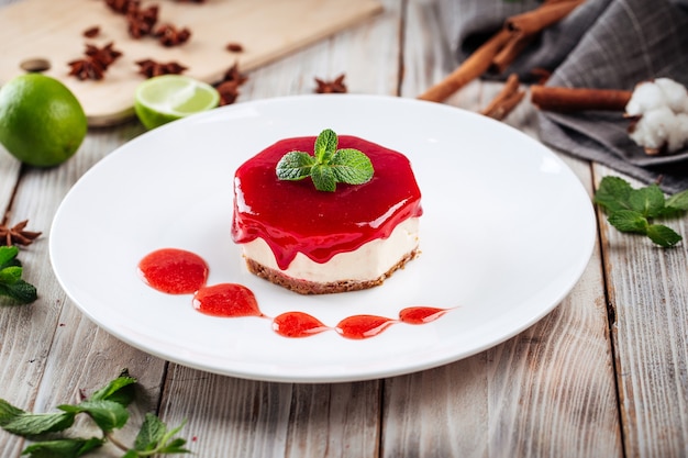 Tarta de queso de bayas con menta en un plato blanco