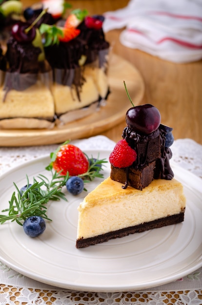 Tarta de queso brownie casera, baya de decoración en plato blanco.