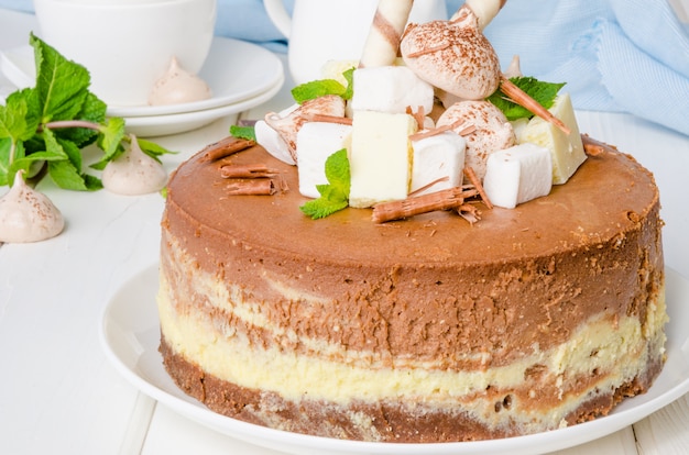 Tarta de queso de café de chocolate de mármol con merengue, malvavisco y chocolate en la parte superior