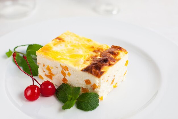 Tarta de queso con calabaza, menta y cereza