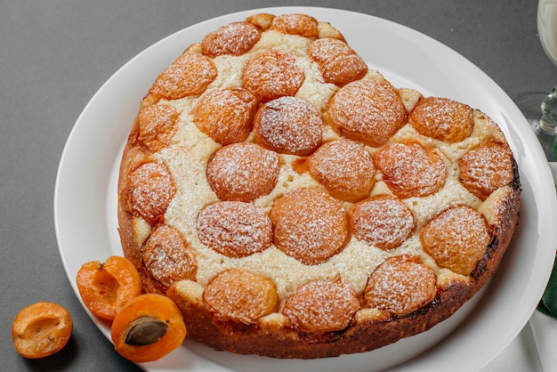 Tarta de queso casera con albaricoques en gris