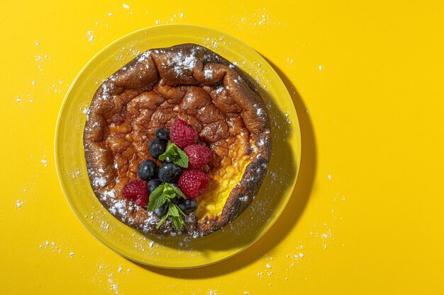 Tarta de queso casera con arándanos, grosellas, fresas y hojas de menta desde arriba. Endecha plana