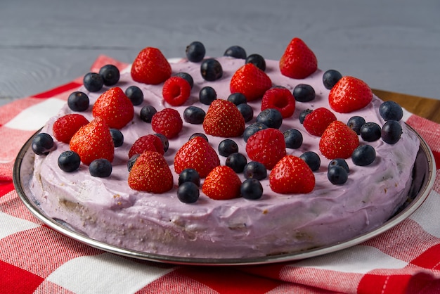 Tarta de queso casera con bayas. Tarta de queso con fresa, arándano y frambuesa.