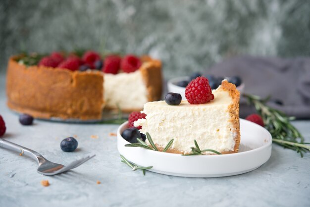 Tarta de queso casera decorada con frutos rojos frescos