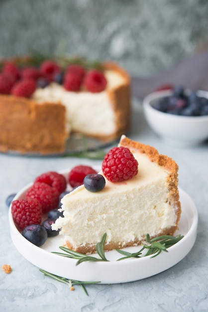 Tarta de queso casera decorada con frutos rojos frescos