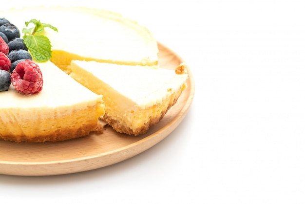 Tarta de queso casera con frambuesas y arándanos en blanco