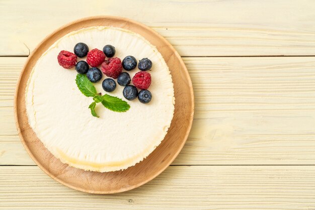 Tarta de queso casera con frambuesas y arándanos