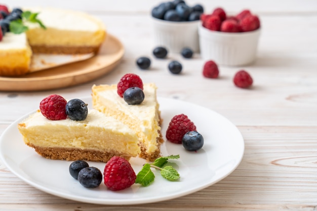 Tarta de queso casera con frambuesas y arándanos